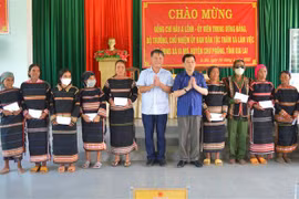 Thứ trưởng, Phó Chủ nhiệm Ủy ban Dân tộc Nông Quốc Tuấn tặng quà cho các gia đình chính sách, hộ nghèo của xã Ia Mơr, huyện Chư Prông, tỉnh Gia Lai. (Ảnh: Hồng Điệp/TTXVN)