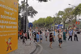 Biểu ngữ chào SEA Games 31 trên phố đi bộ Đinh Tiên Hoàng. (Ảnh: Trần Việt/TTXVN)