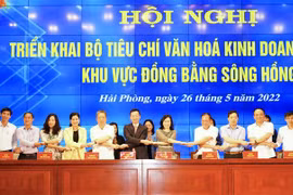 Đại diện lãnh đạo các tỉnh, thành phố ký chương trình phối hợp triển khai Bộ tiêu chí văn hóa kinh doanh Việt Nam. (Ảnh: Minh Thu/TTXVN)
