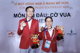 Kỳ thủ Nguyễn Ngọc Trường Sơn (Việt Nam) đã giành HCV và kỳ thủ Hoàng Thị Bảo Trâm (Việt Nam) giành HCĐ môn Cờ vua tiêu chuẩn tại SEA Games 31. (Ảnh: Anh Tuấn/TTXVN)