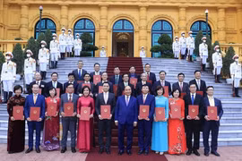 Chủ tịch nước Nguyễn Xuân Phúc với các đại sứ, trưởng cơ quan đại diện Việt Nam tại nước ngoài mới được phong hàm. (Ảnh: Thống Nhất/TTXVN)