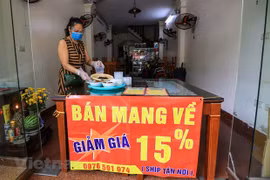 Hà Nội: 'Vùng cam' dừng bán hàng ăn tại chỗ, học sinh học trực tuyến
