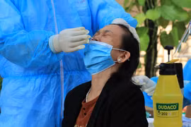 Lấy mẫu xét nghiệm SASR-CoV-2 cho người dân khu 3, thị trấn Phố Mới, huyện Quế Võ, tỉnh Bắc Ninh. (Ảnh: Thanh Thương/TTXVN)