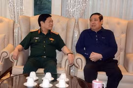 Đại tướng Ngô Xuân Lịch trò chuyện thân mật với Đại tướng Phùng Quang Thanh. (Nguồn: qdnd.vn)