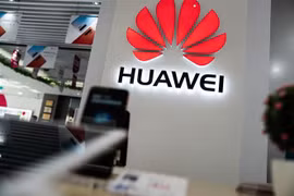 Biểu tượng Huawei tại một cửa hàng ở Bắc Kinh, Trung Quốc. (Nguồn: AFP/TTXVN)