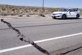 Một tuyến đường bị phá hủy do động đất ở Ridgecrest. (Nguồn: CNN/TTXVN)