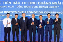 Thủ tướng Nguyễn Xuân Phúc chứng kiến lễ ký kết hợp tác giữa Tập đoàn Hoà Phát và tỉnh Quảng Ngãi. (Ảnh: Thống Nhất/TTXVN)