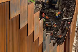 Bức tường biên giới Mỹ-Mexico, nhìn từ khu vực Tijuana, bang Baja California, Mexico. (Nguồn: AFP/TTXVN)