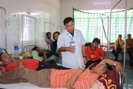 Bệnh nhân đang được điều trị tại Bệnh biện Đa khoa thị xã Buôn Hồ (Đắk Lắk). (Ảnh: Tuấn Anh/TTXVN)