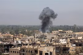 Khói bốc lên sau một cuộc không kích nhằm vào các mục tiêu chiếm đóng của IS tại Deir Ezzor, Syria. (Ảnh: AFP/ TTXVN)