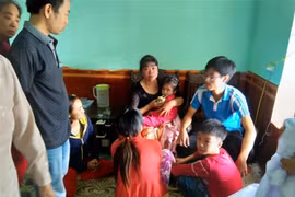 Cháu bé Phạm Mai Nga (đang uống sữa) được giải cứu khỏi sự khống chế của đối tượng Phạm Ngọc Hậu. (Ảnh: TTXVN phát)