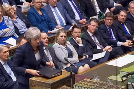Thủ tướng Anh Theresa May (thứ 2, trái) phát biểu tại phiên chất vấn của Quốc hội ở London ngày 14/11/2018. (Ảnh: AFP/TTXVN)