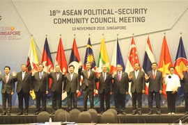 Trưởng đoàn các nước tại cuộc họp Hội đồng Chính trị-An ninh chuẩn bị cho ASEAN 33 chụp ảnh chung. (Ảnh: Xuân Vịnh/TTXVN)