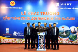 Đại diện lãnh đạo UBND tỉnh Hà Giang và tập đoàn VNPT nhấn nút khai trương Cổng thông tin du lịch thông minh tỉnh Hà Giang.