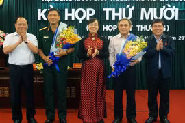 Ông Nguyễn Trường Thắng, Tư lệnh Bộ Tư lệnh Thành phố (thứ 2 từ trái qua) và ông Huỳnh Văn Hồng Ngọc, Trưởng Ban dân tộc Thành phố (thứ 4 từ trái qua) được bầu là Ủy viên UBND Thành phố. (Ảnh: Thu Hoài/TTXVN)