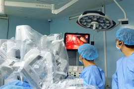 Các bác sỹ Bệnh viện Bình Dân dùng robot phẫu thuật cứu thai phụ khỏi nguy cơ sốc nhiễm trùng đường mật do sỏi ống mật chủ diễn tiến viêm tụy cấp. (Ảnh: TTXVN phát)