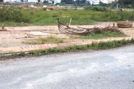 Một số khu đất được "chú thích" để tránh xâm lấn, tranh chấp trong Khu dân cư Bắc Rạch Chiếc, TP.HCM. (Ảnh: Trần Xuân Tình/TTXVN)
