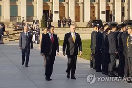 Bộ trưởng Quốc phòng Mỹ James Mattis và Bộ trưởng Hàn Quốc Jeong Kyeong-doo. (Nguồn: Yonhap)