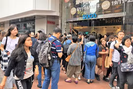 Du khách xếp hàng trước cửa SOGO sáng sớm 11/11. (Ảnh: Xuân Tuấn-Lê Anh/Vietnam+)