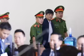 Bị cáo Nguyễn Thanh Hóa, nguyên Cục trưởng Cục Cảnh sát Phòng chống tội phạm sử dụng công nghệ cao được dẫn giải vào phòng chờ xét xử. (Ảnh: Trung Kiên/TTXVN)