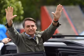 Tổng thống Brazil đắc cử Jair Bolsonaro vẫy chào những người ủng hộ trong cuộc bầu cử Tổng thống ở Rio de Janeiro, Brazil ngày 28/10/2018. (Ảnh: AFP/ TTXVN)