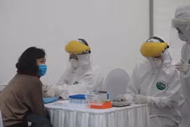 Lấy mẫu xét nghiệm tại điểm test nhanh. (Ảnh minh họa: Thanh Tùng/TTXVN)