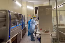 Tiến hành xét nghiệm xác định virus SARS-CoV-2 bằng máy sinh học phân tử Realtime-PCR tự động tại thành phố Hải Phòng. (Ảnh minh họa: TTXVN phát)
