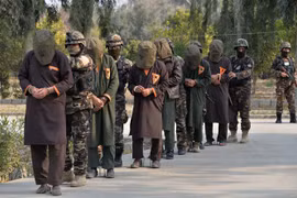 Các tay súng Taliban bị bắt giữ tại Jalalabad, Afghanistan, ngày 23/1/2019. (Ảnh: THX/TTXVN)