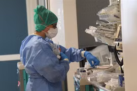 Nhân viên y tế làm việc tại bệnh viện điều trị cho bệnh nhân COVID-19 tại Bologna, Italy, ngày 15/4/2020. (Ảnh: THX/ TTXVN)