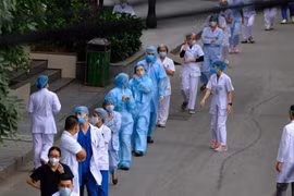Cán bộ, y, bác sỹ Bệnh viện Bạch Mai xếp hàng chờ lấy mẫu xét nghiệm COVID-19. (Ảnh minh họa: Phạm Hùng/TTXVN phát)