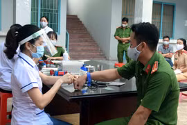 Đông đảo cán bộ, chiến sĩ tham gia hiến máu. (Ảnh: Trung Hiếu/TTXVN)