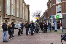 Người dân xếp hàng bên ngoài một quán cafe ở Hague, Hà Lan ngày 15/3/2020, trong bối cảnh dịch COVID-19 lan rộng. (Ảnh: AFP/ TTXVN)