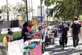 Những người bán hàng rong trên đường phố ở thủ đô Bangkok chủ yếu là lao động nước ngoài. (Ảnh: Ngọc Quang/TTXVN)