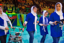 Nhóm nữ sinh Afghanistan chế tạo robot. (Nguồn: AFP)