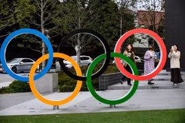 Biểu tượng Olympic tại Tokyo, Nhật Bản ngày 27/3/2020. (Ảnh: AFP/TTXVN)