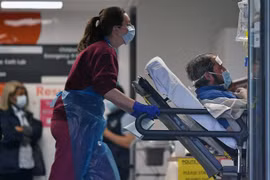 Chuyển bệnh nhân nhiễm COVID-19 tới bệnh viện St Thomas ở Bắc London ngày 1/4/2020. (Ảnh: AFP/TTXVN)