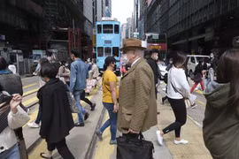 Người dân đeo khẩu trang phòng lây nhiễm COVID-19 tại Hong Kong, Trung Quốc. (Ảnh: THX/TTXVN)