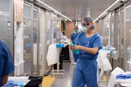 Nhân viên y tế làm việc tại bệnh viện điều trị cho bệnh nhân COVID-19 ở Barcelona, Tây Ban Nha ngày 9/4/2020. (Ảnh: THX/ TTXVN)