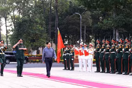 Thủ tướng Phạm Minh Chính đến thăm, chúc Tết cán bộ, chiến sỹ Bộ Tư lệnh Quân khu 9. (Ảnh: Dương Giang/TTXVN)