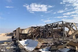 Hiện trường đổ nát sau một vụ tấn công tên lửa tại căn cứ không quân Ain al-Asad ở phía Tây Iraq ngày 13/1/2021. (Ảnh minh họa: AFP/TTXVN)