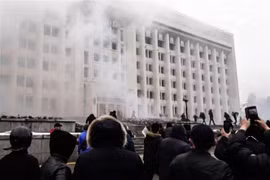 Người biểu tình quá khích tấn công tòa thị chính thành phố Almaty, Kazakhstan ngày 5/1/2022. (Ảnh: AFP/TTXVN)