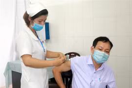 Tiêm vaccine phòng COVID-19 tại Nam Định. (Ảnh: Văn Đạt/TTXVN)