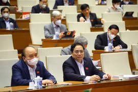 Chủ tịch nước Nguyễn Xuân Phúc, Thủ tướng Chính phủ Phạm Minh Chính và các đại biểu Quốc hội dự phiên họp sáng 7/1. 