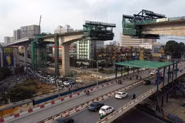 Toàn cảnh nhịp cầu cao nhất đường Vành đai 2 tại nút giao Ngã Tư Vọng đang dần thành hình. (Ảnh: Huy Hùng/TTXVN)