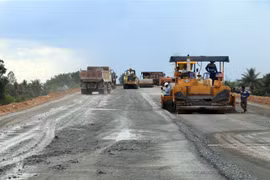 Thi công dự án, đoạn qua địa bàn huyện Cai Lậy, Tiền Giang. (Ảnh: Minh Trí/TTXVN)
