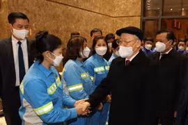 Tổng Bí thư Nguyễn Phú Trọng thăm hỏi, chúc Tết công nhân môi trường. (Ảnh: Trí Dũng/TTXVN)