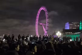 Người dân đón chào Năm mới 2022 ở thủ đô London, Anh, ngày 1/1/2022. (Ảnh: THX/TTXVN)