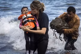 Một đứa trẻ Syria được giải cứu sau khi gặp nạn trên hành trình đến châu Âu. (Nguồn: AP)