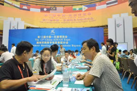 Doanh nghiệp Việt Nam giới thiệu sản phẩm với đối tác Trung Quốc tại một hội chợ. (Ảnh minh họa: Thanh Tùng/TTXVN)