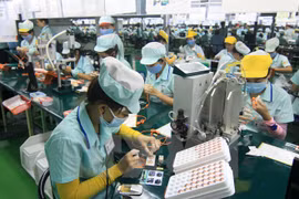 Sản xuất linh kiện điện tử. (Ảnh: Vũ Sinh/TTXVN)